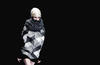 Durante la Semana de la Moda de China, durante la colección otoño-invierno 2012, de la firma china OudiFu una modelo deslumbra un vestido exótico en tonos azules y negros en Pekín.