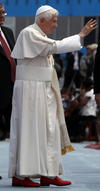 El Papa Benedicto XVI saluda a su llegada hal aeropuerto José Martí de la ciudad de La Habana.