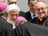 El Papa Benedicto XVI es recibido por el cardenal de cuba, Jaime Ortega.