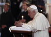 Benedicto XVI ora  durante su visita al Santuario de la Virgen de la Caridad del Cobre, en Santiago de Cuba.