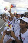 Benedicto XVI hace un recorrido en el papamóvil a su llegada a Santiago de Cuba para una visita apostólica de tres días.