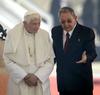Benedicto XVI hace un recorrido en el papamóvil a su llegada a Santiago de Cuba para una visita apostólica de tres días.