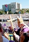 Miles de fieles soportaron el intenso sol para presenciar la misa del Papa Benedicto XVI en Cuba.