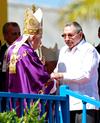 Cientos de miles de cubanos asistieron a la misa del papa Benedicto XVI en la emblemática Plaza de la Revolución de La Habana, donde la dificultad para ver al pontífice bajo el sol y entre una marea de parasoles fue el gran "reto" de los peregrinos.