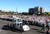 Benedicto XVI arribó en el papamóvil a la  Plaza de la Revolución José Martí, saludando a las miles de personas reunidas.