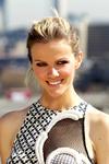Rihanna, Peter Berg, Brooklyn Decker y Taylor Kitsch aparecen en la nueva cinta.