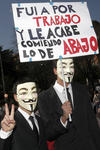 Los jóvenes enmascarados participan en la protesta juvenil contra la reforma laboral.