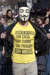 Los jóvenes enmascarados participan en la protesta juvenil contra la reforma laboral.