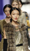 Una modelo luce creaciones de Eve's Temptation Lingerie collection, durante la Semana de la Moda china