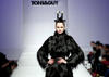 Varias modelos muestran diseños de la colección otoño-invierno de la firma china Artis durante un desfile celebrado, en el ámbito de la Semana de la Moda de Pekín.