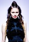 durante la Semana de la Moda de Pekín, una modelo desfila con una creación de Toni & Guy.