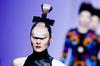 Dos modelos desfilan por la pasarela con creaciones de la firma estadounidense Kangaroos, durante la semana de la moda de China.