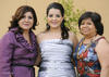 25032012 LUPITA  Jiménez Rodríguez durante su despedida de soltera junto a sus hermanas Tere, Violeta y Adriana.