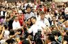 El priista Enrique Peña Nieto arrancó en Guadalajara con una marcha y un acto masivo donde calificó a las instituciones del gobierno como "débiles y desacreditadas por la ineficacia y la corrupción".