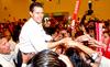 El priista Enrique Peña Nieto arrancó en Guadalajara con una marcha y un acto masivo donde calificó a las instituciones del gobierno como "débiles y desacreditadas por la ineficacia y la corrupción".