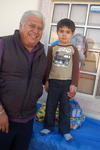 04032012 JAIME  Gamboa junto al pequeño Sebastián Saucedo, quien cumplió cuatro años de edad