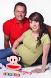 04032012 SALVADOR  González y Eloísa Guadalupe Carrrillo Holguín, en una fotografía de estudio con motivo de la llegada de su hija Andrea en la ciudad de Monterrey, N.L.