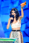 Selena Gómez recibió también el galardón por Cantante Femenina Favorita, al dejar atrás a Lady Gaga, Katy Perry y Taylor Swift.