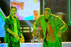 Bieber fue 'bañado' en lluvia verde de manera sorpresiva junto al anfitrión, Will Smith
