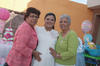 01042012 LA FESTEJADA  acompañada por las bisabuelitas de los bebés, señoras Martha Pineda Ramírez y María Concepción Morua Hernández.