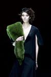Una modelo luce una creación de la colección otoño/invierno 2012-2013 de Yoo Hye-Jin en la Semana de la Moda de Seúl (Corea del Sur)