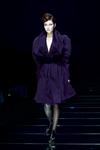 Una modelo luce una creación de la colección otoño/invierno 2012-2013 de Yoo Hye-Jin en la Semana de la Moda de Seúl (Corea del Sur)