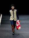 Modelos deslumbran creaciones de la colección otoño/invierno de Choi Bum-Suk en la Semana de la Moda.