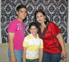 04042012 ADOLFO  Vargas con sus hijos Ana Regina y Diego.