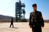 Los funcionarios espaciales norcoreanos trasladaron las tres fases de un polémico cohete de largo alcance a la plataforma de lanzamiento.