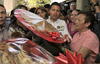 El aspirante presidencial por el Partido Revolucionario Institucional (PRI), Enrique Peña Nieto visita una fábrica tradicional de dulces ubicada en la ciudad de Hermosillo, como parte de su campaña electoral para los comicios del 1 de julio.