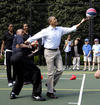 En la cancha de baloncesto, Obama jugó a encestar canastas con un grupo de niños y los Harlem Globetrotters.