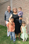 07042012 ISIDRO  Hernández, Isabel Neri de Hernández con sus nietos Christopher, Manuelito y Karime.