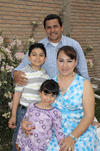 07042012 JUAN ANTONIO  Santacruz y su esposa Lupita Camacho de Santacruz, con sus hijos Juanito e Ivana Victoria.