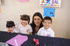 07042012 IVANA , Paula y Carlos con su maestra Isabel durante un festejo escolar.