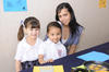07042012 IVANA , Paula y Carlos con su maestra Isabel durante un festejo escolar.
