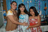 06042012 ALEJANDRA  Azpilcueta Silva en su canastilla con su mamá Irma y su hermana Elizabeth.