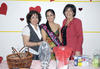 07042012 PAMELA SARAHí  Reyes Ortiz en compañía de las organizadoras de su festejo prenupcial: Lourdes Alvarado y Victoria Sierra.