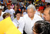 López Obrador llegó saludando a la multitud que lo esperaba pese al intenso calor.