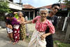 Mujeres y niños se veían llorando en las calles de la provincia de Ache, donde aún se recuerda el tsunami de 2004 que dejó 170 mil muertos tan sólo en esa provincia.