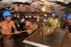 Los especialistas que llegaron a la mina tuvieron que construir un encofrado de madera en el túnel de acceso a la mina para evitar los constantes derrumbes que dificultaban el rescate.