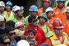 Los mineros, en aparente buen estado y con gafas de sol, salieron del túnel principal de la mina poco después de las 07:00 de la mañana (12:00 GMT), y fueron recibidos por sus familiares, además de Humala y miembros de su gobierno.