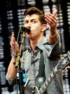 Alex Turner de Arctic Monkeys lució energético durante su actuación llevándose la ovación de los asistentes.