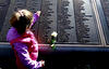 Durante el acto, 121 niños, estudiantes y cadetes de la Marina y Fuerza Aérea canadiense depositaron rosas en el mismo número de tumbas de las víctimas del naufragio que existen en Fairview Lawn, más que en ningún otro cementerio del mundo.