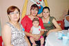 14042012 LA PEQUEñA  Natasha Rodríguez Salinas acompañada por sus familiares en su celebración de bautizo.