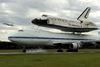 MHR08 CHANTILLY (ESTADOS UNIDOS) 17/4/2012.- El transbordador Discovery tras aterrizar en el aeropuerto internacional Dulles, en las afueras de la capital de EE.UU., y entrar a formar parte del Museo Nacional del Aire y el Espacio, hoy, martes 17 de abril de 2012. El Discovery planeó acoplado sobre el Boeing 747 modificado de la NASA durante unos 40 minutos sobre la capital estadounidense y sus principales monumentos y edificios. Numerosas personas se lanzaron a las terrazas y a las calles para ver el transbordador que batió el récord de viajes al espacio. EFE/Michael Reynolds