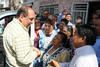 El gobernador Rubén Moreira saludó cordialmente a los locatarios, quienes le hicieron saber sus dudas y peticiones.
