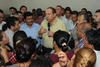 El gobernador Rubén Moreira saludó cordialmente a los locatarios, quienes le hicieron saber sus dudas y peticiones.