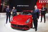 El director ejecutivo de Ferrari, Amadeo Felisa , posa junto a miembros del equipo directivo de la marca italiana durante la presentación del modelo de calle F12 Berlinetta.