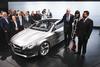 El consejero delegado de Daimler AG, Dieter Zetsche (3d), la cantautora británica Jessie J. (2d) y miembros del equipo directivo de Mercedes-Benz posan durante la presentación del prototipo Style Coupé de Mercedes en el Salón del Automóvil de China.