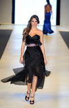 Una modelo luce una creación de la diseñadora peruana Fátima Arrieta, en la segunda jornada de Semana Perú Moda en Lima.